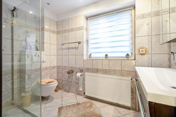 Gäste-WC mit Duschbad 