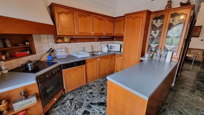 Kreta, Heraklion: Gebäude mit Wohnung, Studio und Gewerbefläche zu verkaufen