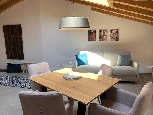 Eingang Esstisch Schlafcouch.jpg