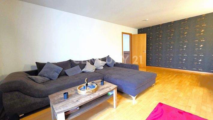 Gegenseite des geräumigen Wohnzimmers