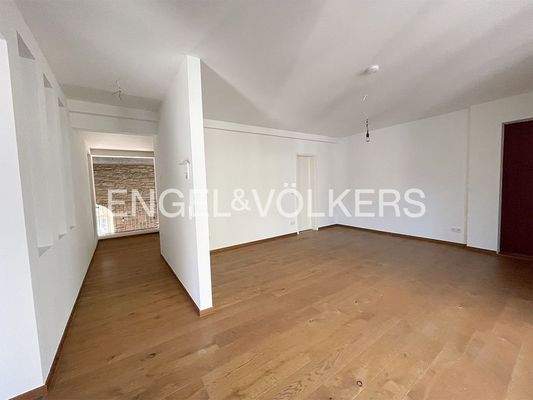 Zimmer mit Blick Richtung Galeriebereich