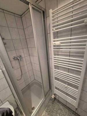 Dusche mit Handtuchhalter