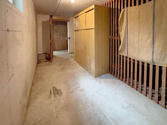 großer Keller mit Strom und Fenster