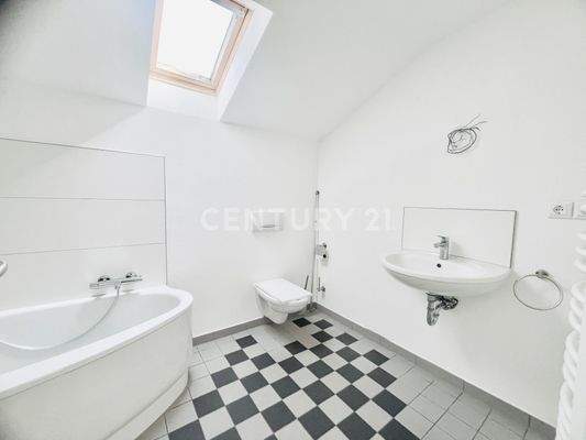 rechts geht es ins Tageslichtbad für die tägliche Pflege