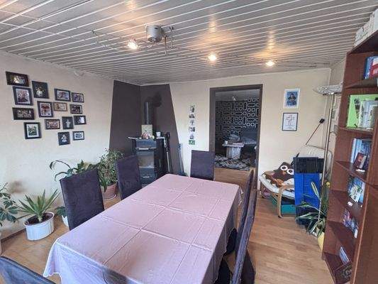 Das Esszimmer mit Ofen im EG