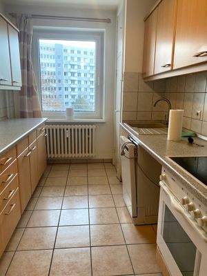 Blick in die komplette Einbauküche mit Abstellkammern