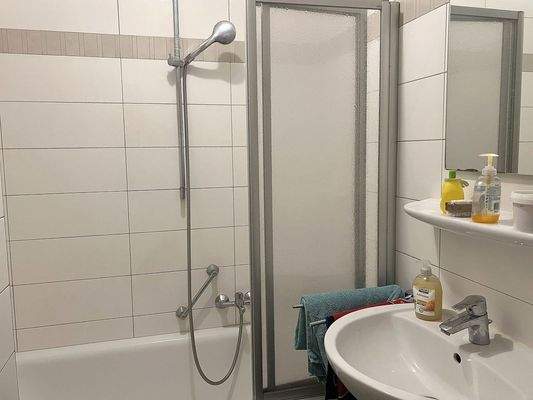 Badezimmer mit Badewanne