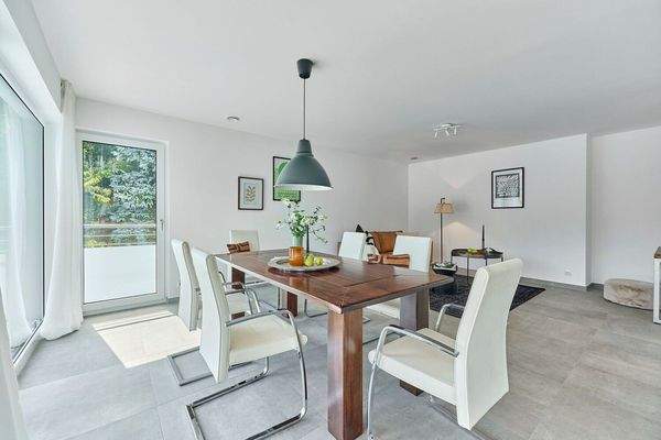 Essbereich mit bodentiefen Fenstern