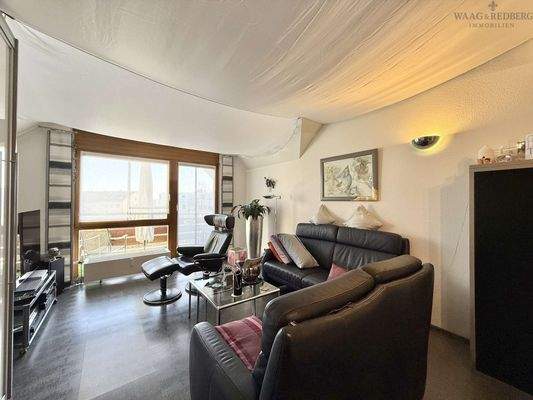 Großes Wohnzimmer mit Loggia