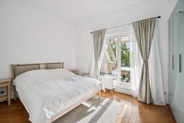 Ein gemütliches Schlafzimmer mit direktem Zugang zur großzügigen Terrasse