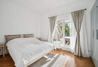 Ein gemütliches Schlafzimmer mit direktem Zugang zur großzügigen Terrasse