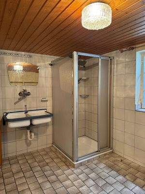 Waschküche mit Dusche