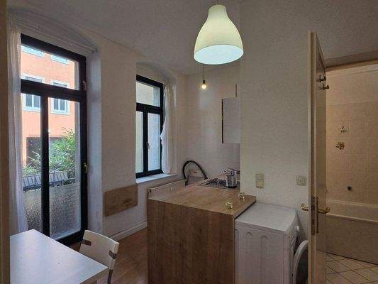 Blick vom Schlafraum in Küche mit Waschmaschine