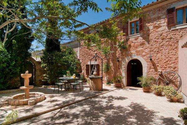 Herrliche Finca mit Pool, Terrassen, Garten in Cas Concos