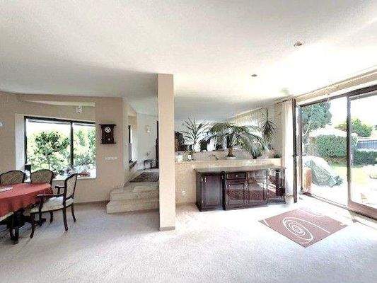 EG: Großzügiger - heller Wohnbereich mit Terrasse