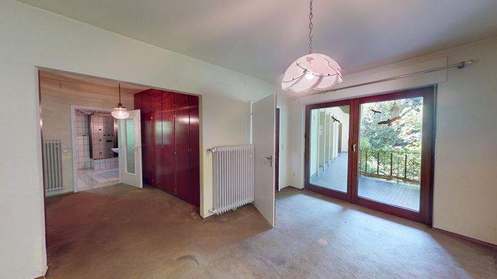 großes Schlafzimmer mit Ankleide u. Zugang zum Masterbad, Balkonzugang