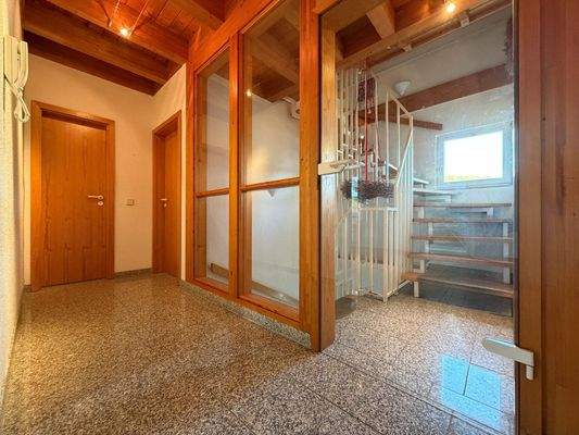 OG Flur: Die tolle Glasabtrennung...Holz in warmen Farbtönen und Glas stehen für Modernität