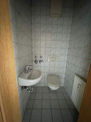 Kleines gefliestes WC