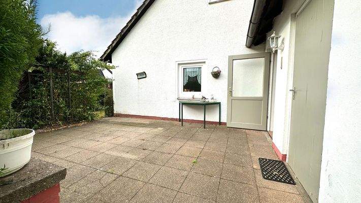 Terrasse mit Zugang ins Haus und Ölraum