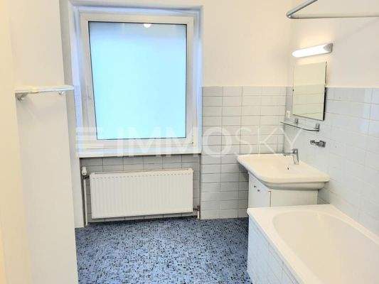 Bad mit Badewanne und.......