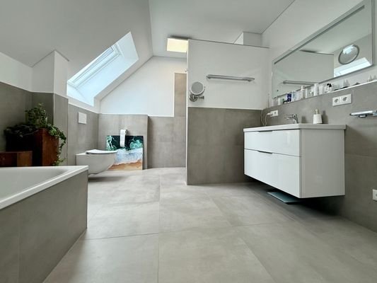 Großes Badezimmer OG