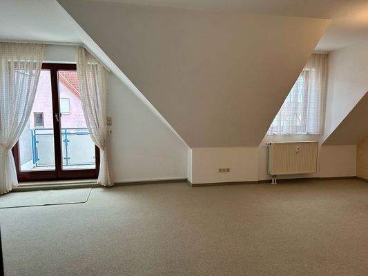 Wohnzimmer mit Zugang zum Balkon