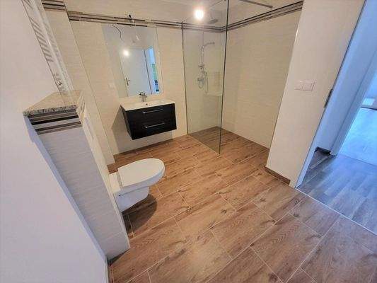 geräumiges Bad mit Toilette und Waschmaschinenansc