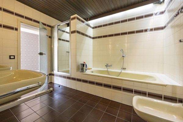 OG: Bad mit Badewanne und Dusche