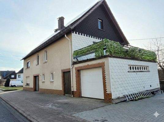 Ansicht mit Garage