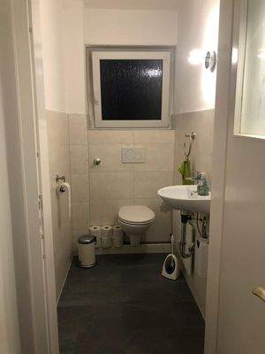 separate Toilette im 1. OG