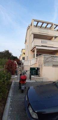 Zwei Autos finden hier Platz