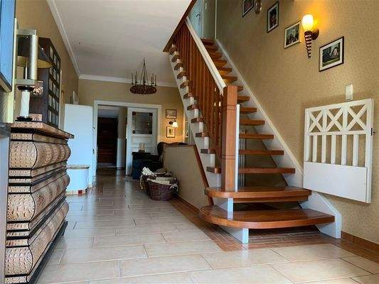 großzügige Diele mit schicker Treppe u. viel Gesch