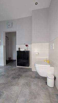 Modernes Badezimmer im Erdgeschoss