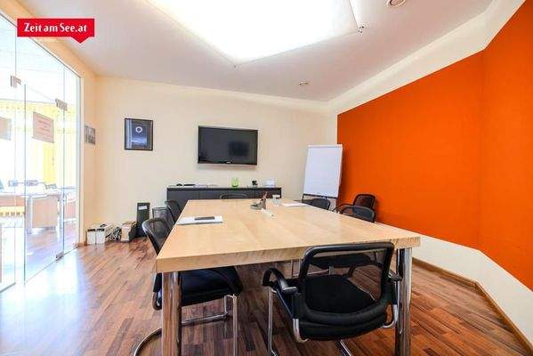 Besprechung mit Medien