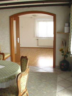 6c Blick ins Wohnzimmer.JPG