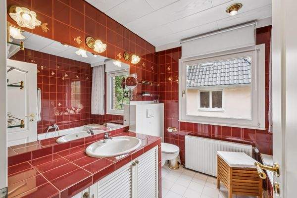 DACHGESCHOSS – WANNENBAD MIT DUSCHE