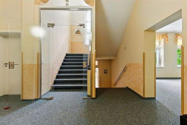 Flur und Treppenaufgang zum OG