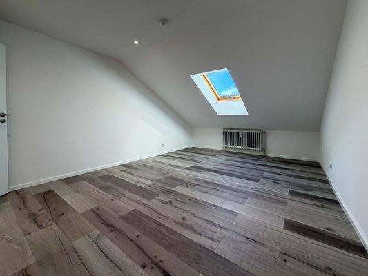 Schlafzimmer 2: Großzügiger Raum unter der Schräge für Schlafen Arbeiten oder Lesen