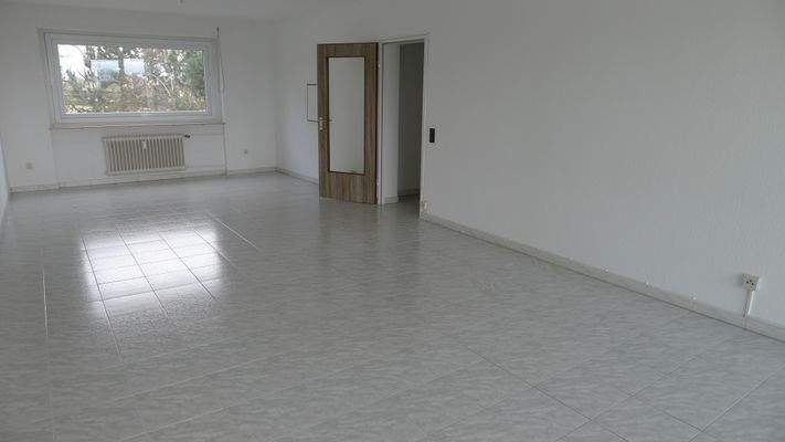 geräumiges Wohnzimmer mit Loggia