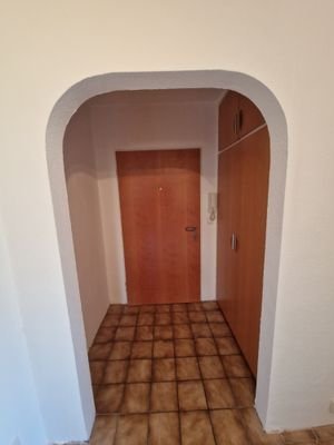 Eingangsflur mit Einbauschrank.jpg