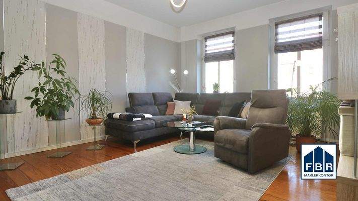 Großes Wohnzimmer mit zwei Zugängen