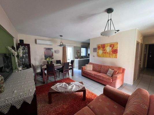Kreta, Heraklion: Teilrenovierte Wohnung im Stadtteil Mastampas zu verkaufen