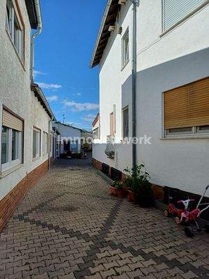 4. Zufahrt ( Haus rechts)