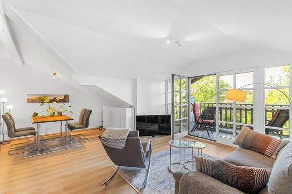 Wohn/-Essbereich mit angrenzenden Balkon