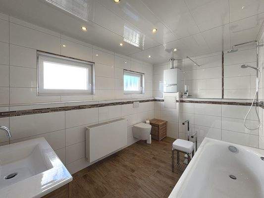 Bad mit begehbarer Dusche