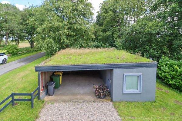 Carport mit begrüntem Dach