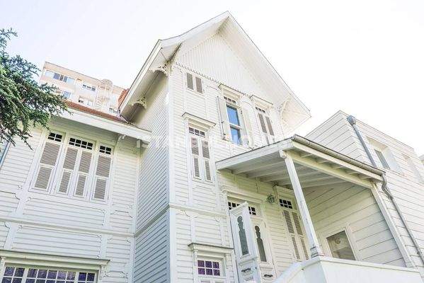 7-Bedroom House with Landscaped Garden in Kadikoy