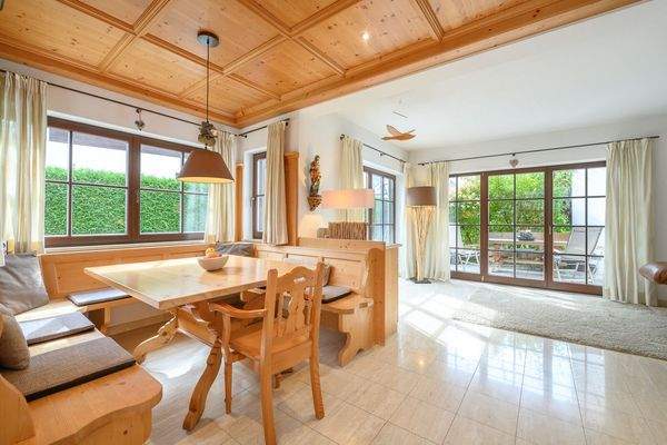 Gemütliche Sitzecke | Holzvertäfelte Decke