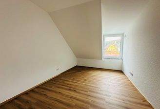 Kinder-/ Bürozimmer 