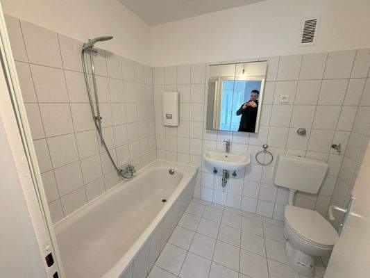 Helles Badezimmer mit Wanne